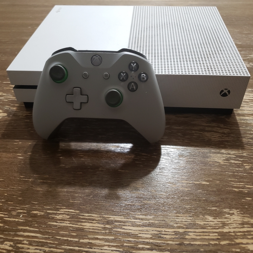 Xbox One S LIKE NEW 🔥🔥